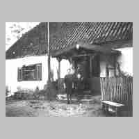 106-0043 Familie Franz Adomeit vor der Haustuer ihres Wohnhauses.jpg